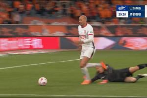 半岛体育在线-没吹点球也没吹假摔!费利佩疑似被王大雷出击放倒,裁判无表示