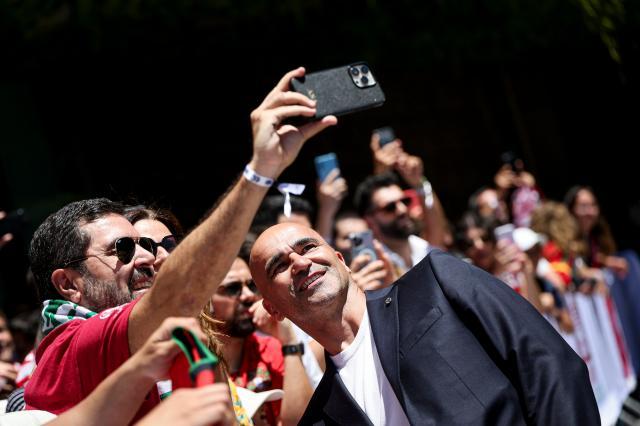 半岛体育-葡萄牙队到德国 C罗准备好了 若夺冠马丁内斯还愿