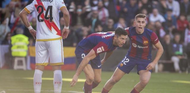 半岛体育-德容回归巴萨状态回升，但反遭逼平，哈维有苦难言