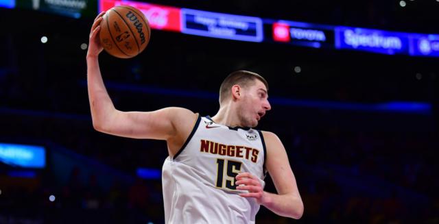 半岛体育在线-半场三双！詹姆斯都做不到的事情约基奇已无限接近