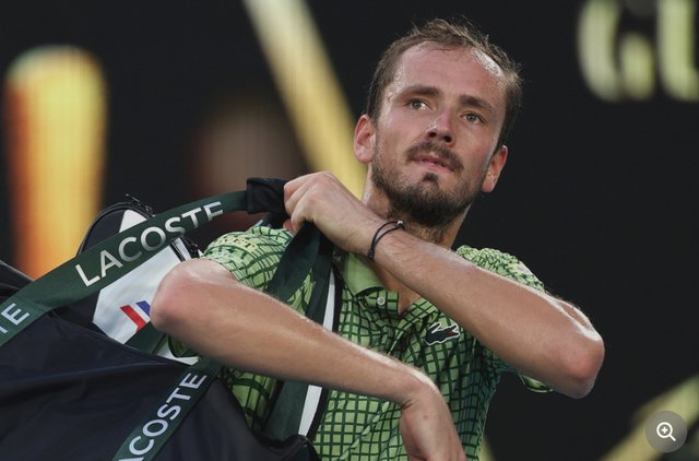 半岛体育官网-41名ATP人员被困迪拜梅总打趣来场闭门赛，周意发文称成战地记者|阿联酋|马卡报|梅德韦杰夫|球员|比赛_新浪体育_新浪新闻