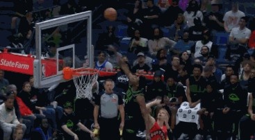 半岛体育-直接上看台！米西贴防迪克暴起大帽扇飞后者上篮