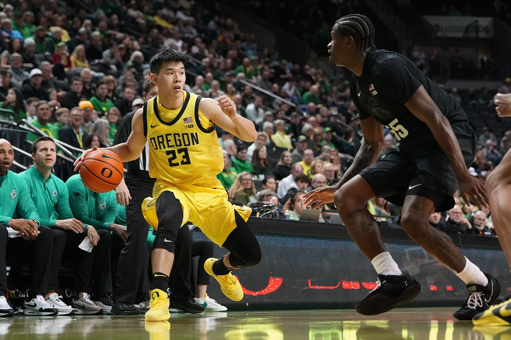 半岛体育-无缘疯三！林葳11分钟2中1拿到5分2助 罚球2中2