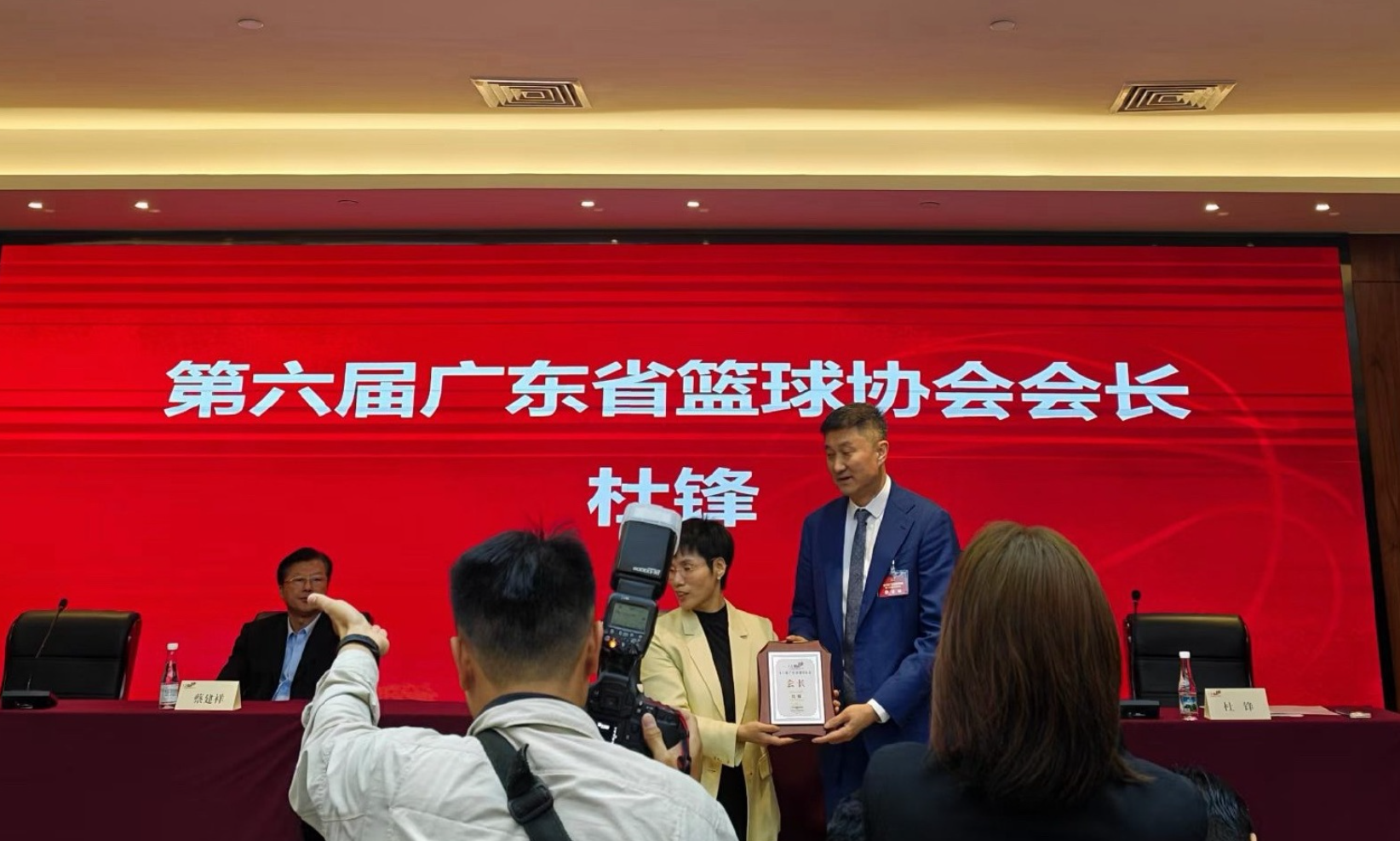 半岛体育APP-杜锋地位提升，顺利当选广东篮协会长！