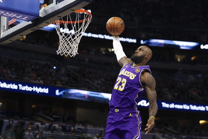 半岛体育官网-詹姆斯因左脚伤缺战雷霆，湖人四天三赛调整负荷|勒布朗|俄克拉荷马雷霆队|达拉斯独行侠队|洛杉矶湖人队|斯特林-布朗_新浪体育_新浪新闻