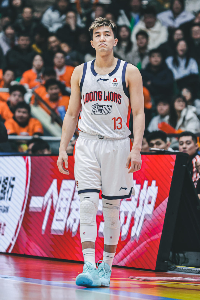 半岛体育-郭艾伦辟谣被诈骗传闻引热议，运动员为何成被诈骗的重灾区之一？|冯子涵|熟人|博尔特|周琦|财商_新浪新闻